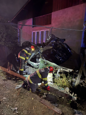 A intrat cu BMW-ul în gardul și țeava de gaze a unei gospodării