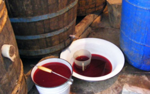 Se face vinul! Ce ne sfătuiesc specialiștii pentru a evita tragediile produse de fermentație