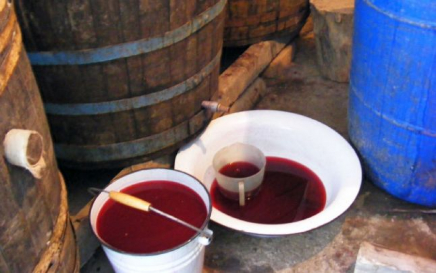 Se face vinul! Ce ne sfătuiesc specialiștii pentru a evita tragediile produse de fermentație