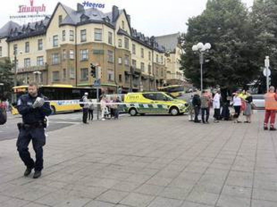 Finlanda: Trecători ATACAȚI cu bâte și cuţite. Două persoane au murit şi alte şase au fost rănite
