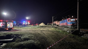 Vagon-cisternă deraiat, plin cu benzină, răcit de pompieri în contextul temperaturilor ridicate