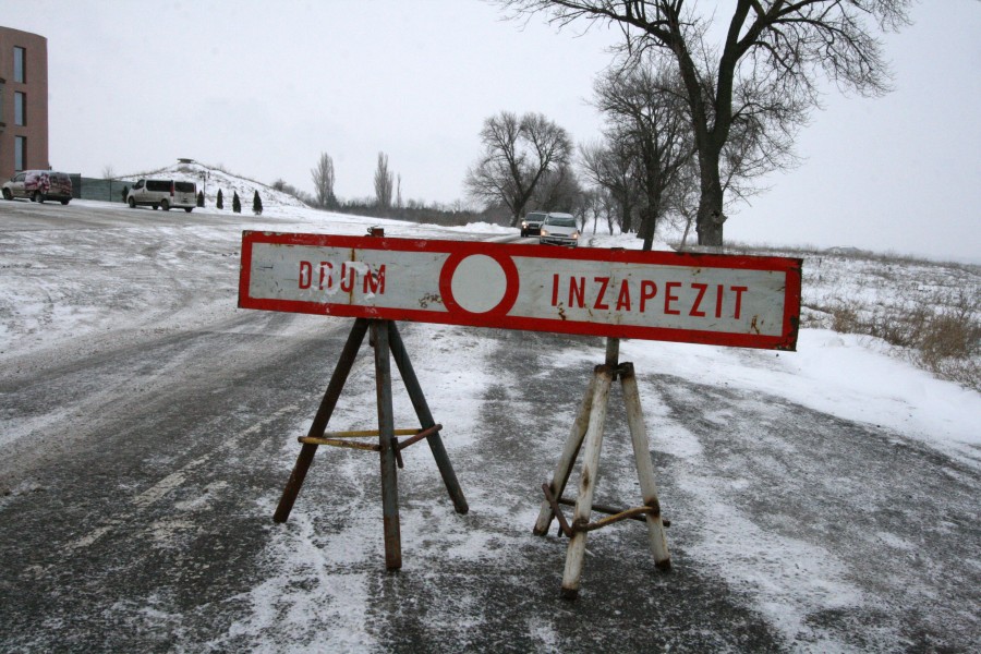 Iarna le dă de furcă autorităţilor: Un sat şi mai multe drumuri blocate în judeţul Galaţi