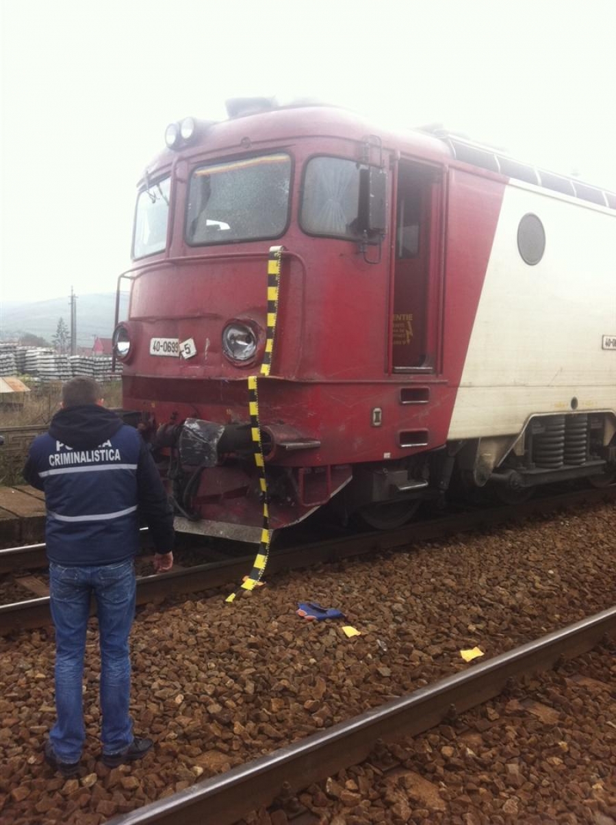 ACCIDENT teribil pe calea ferată. Maşina unui tânăr a fost spulberată de o locomotivă