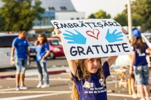 Peste 20 de voluntari au oferit îmbrăţisări &quot;gratuite&quot;