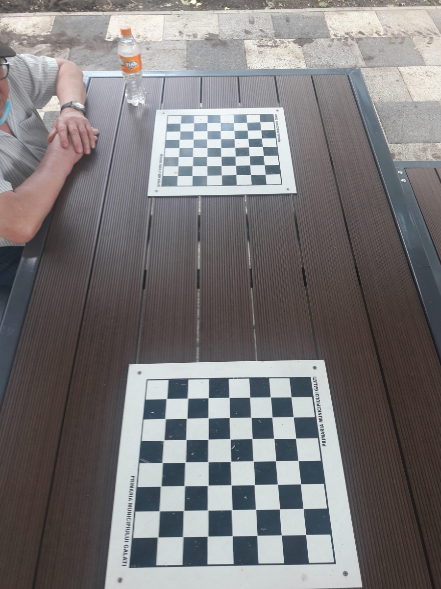 Dorel revoluţionează regulile jocului de şah