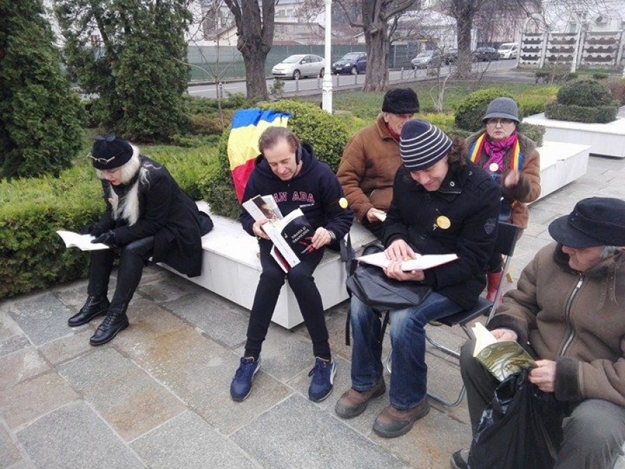 PROTEST prin lectură, la Prefectură. O parte dintre gălăţeni au cerut, din nou, demisia Guvernului