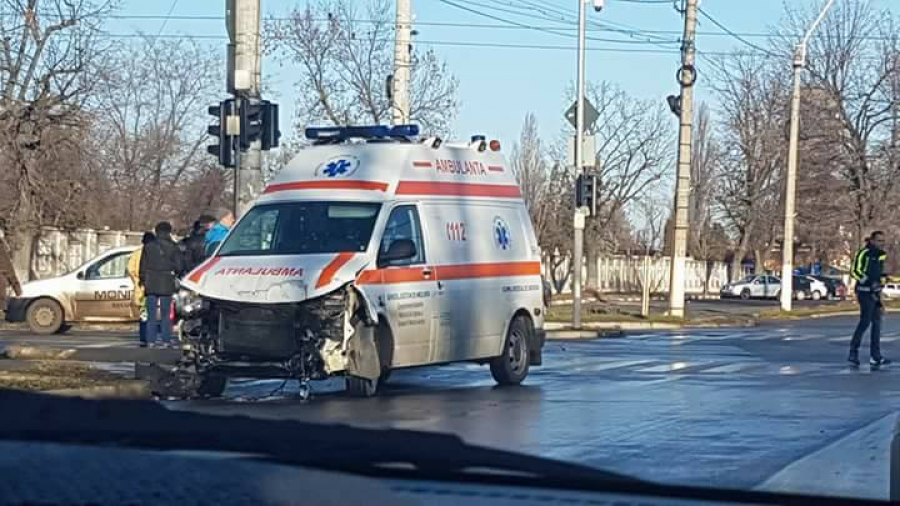 ACCIDENT cu ambulanţa pe Coşbuc. Două persoane au fost rănite