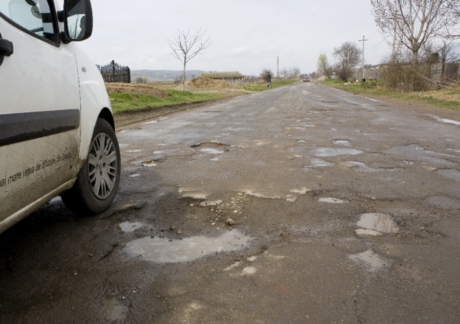 ÎN SFÂRŞIT! După ani de aşteptări, un drum judeţean va fi REABILITAT