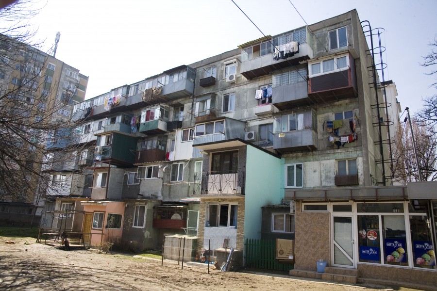 Bătut şi tâlhărit în noapte la ghetourile din Micro 19