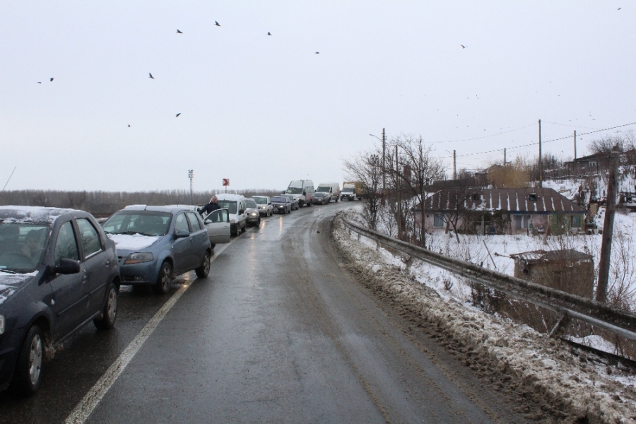 CIRCULAŢIE BLOCATĂ între Galaţi şi Şendreni. Coloane imense de maşini pe ambele sensuri