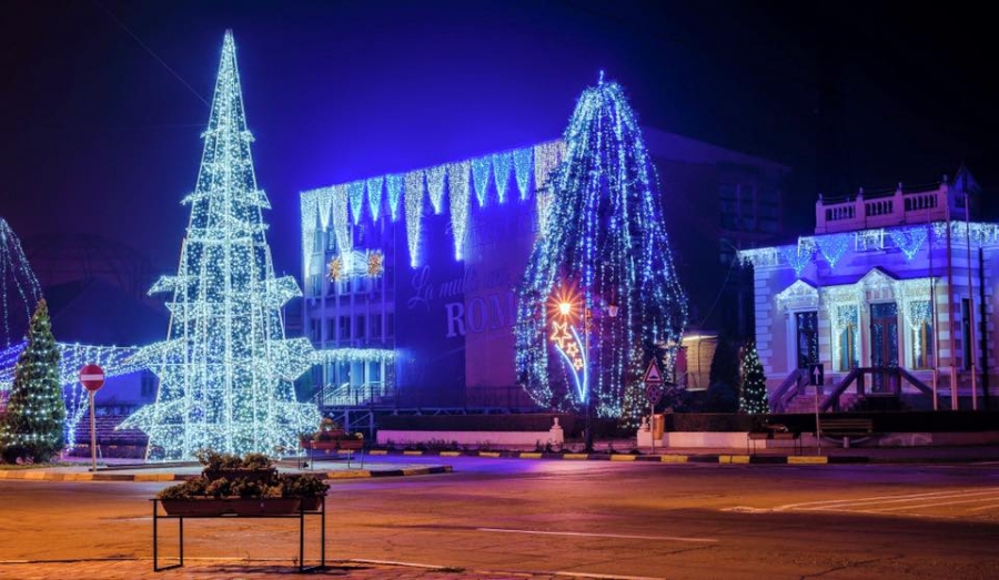 Iluminat festiv FEERIC/ Tecuciul, scăldat în LUMINI de Sărbători (FOTO şi VIDEO)