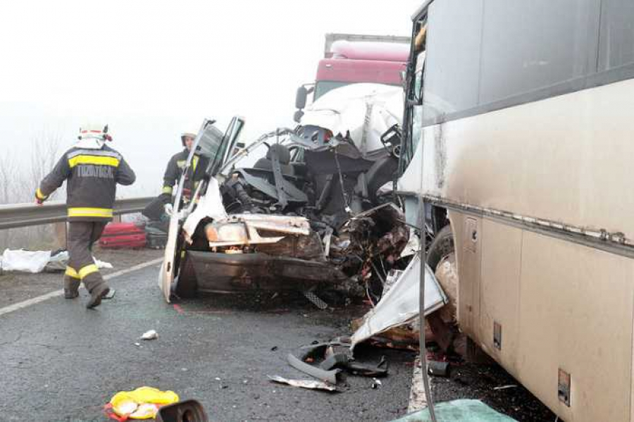 Accident GRAV cu un microbuz românesc în Ungaria. Trei români au MURIT, iar alţi cinci au fost RĂNIȚI