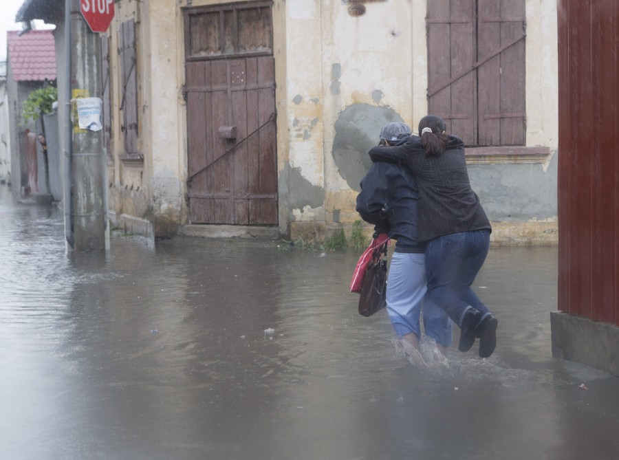 Apă Canal se face că plouă: Valea Oraşului se INUNDĂ, deşi "canalizarea este perfectă" (FOTO)