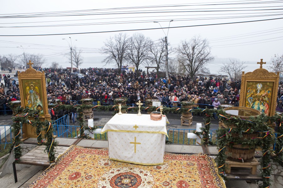 De Bobotează, la Galaţi, s-au sfinţit apele/ Un şomer a ridicat Crucea din Dunăre (GALERIE FOTO)