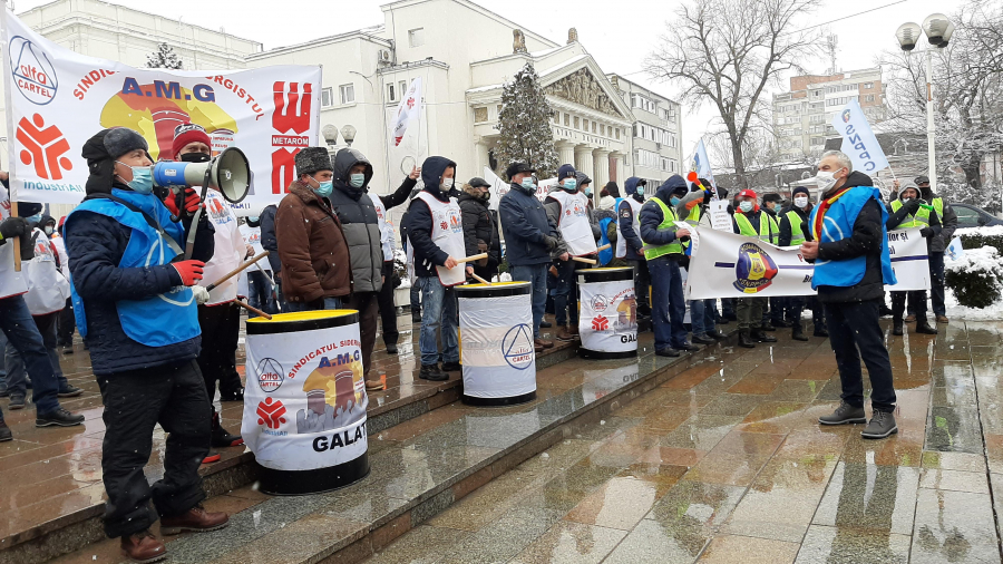 Sătui de politica de austeritate! Sindicaliştii Cartel ALFA au pichetat Prefectura Galaţi (VIDEO)