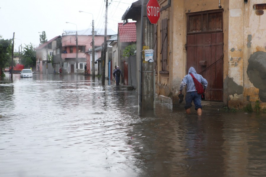 DEZASTRU ÎN VALEA ORAŞULUI. Câteva străzi au fost deja inundate
