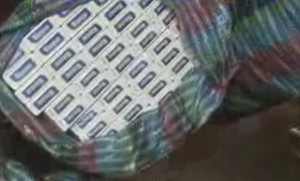 Ţigări de contrabandă, pocnitori şi o puşcă de vânătoare descoperite în casa unei gălăţence (VIDEO)