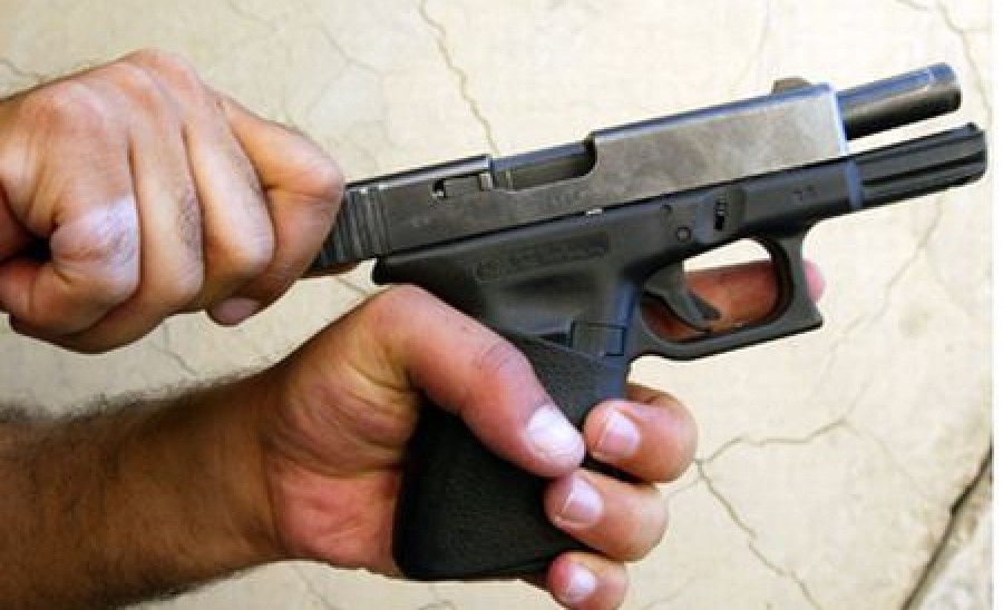 Proprietate păzită cu focuri de armă! Un tânăr acuzat de furt a ajuns la spital împuşcat în picior 