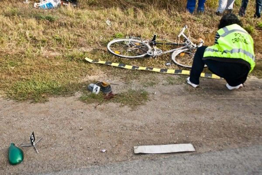 S-a aruncat cu bicicleta în faţa maşinii