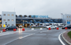 Incident grav la Otopeni. O femeie a fugit cu copilul pe pista aeroportului ca să prindă avionul