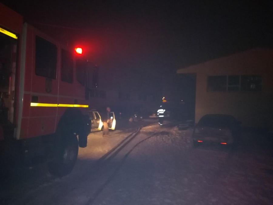 Incendiu în Micro 13. O mașină distrusă de flăcări și două persoane cu arsuri ușoare