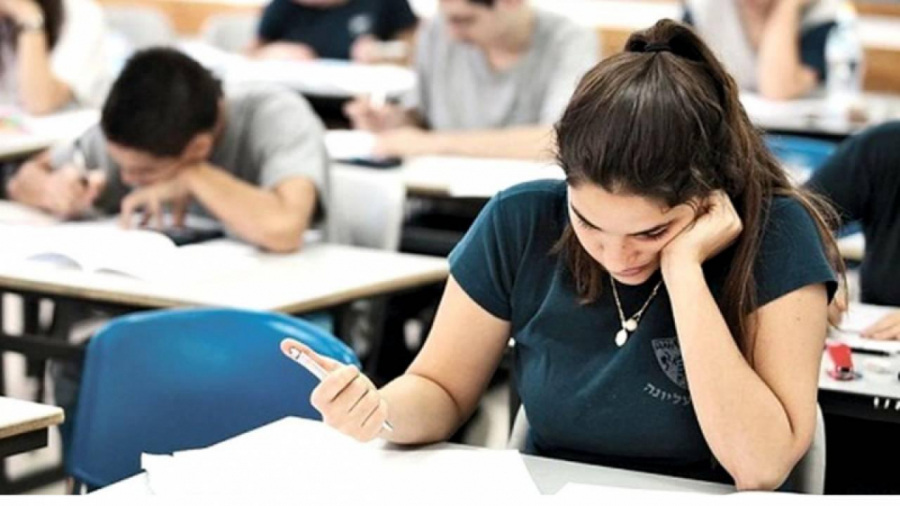 Elevii susţin proba la Matematică, la Evaluarea Naţională