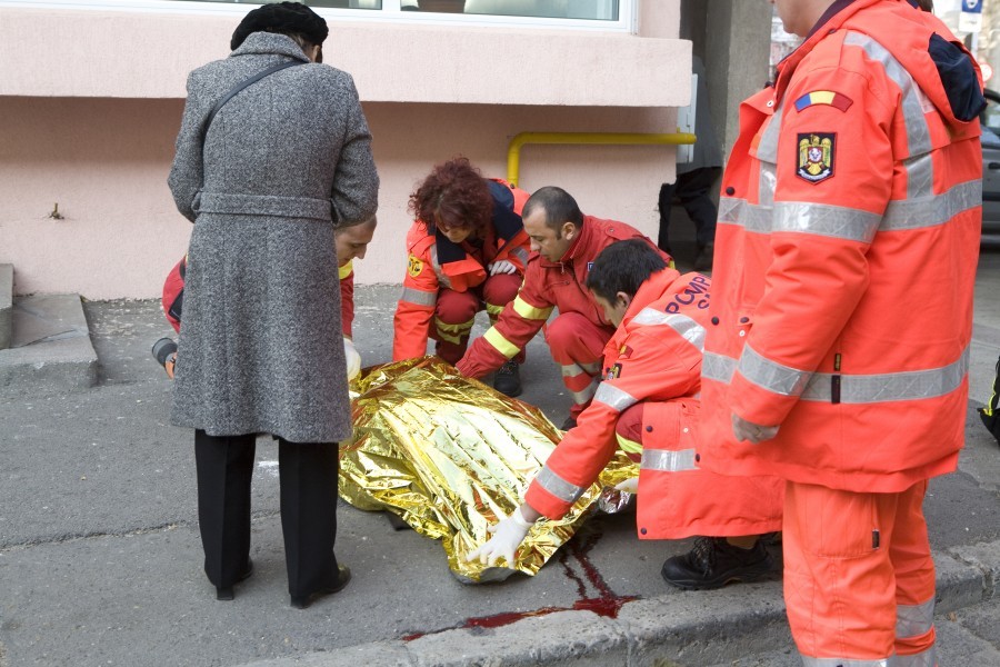 O femeie a decedat după ce a căzut de la etajul trei al unui bloc de la "Parfumul Teilor"