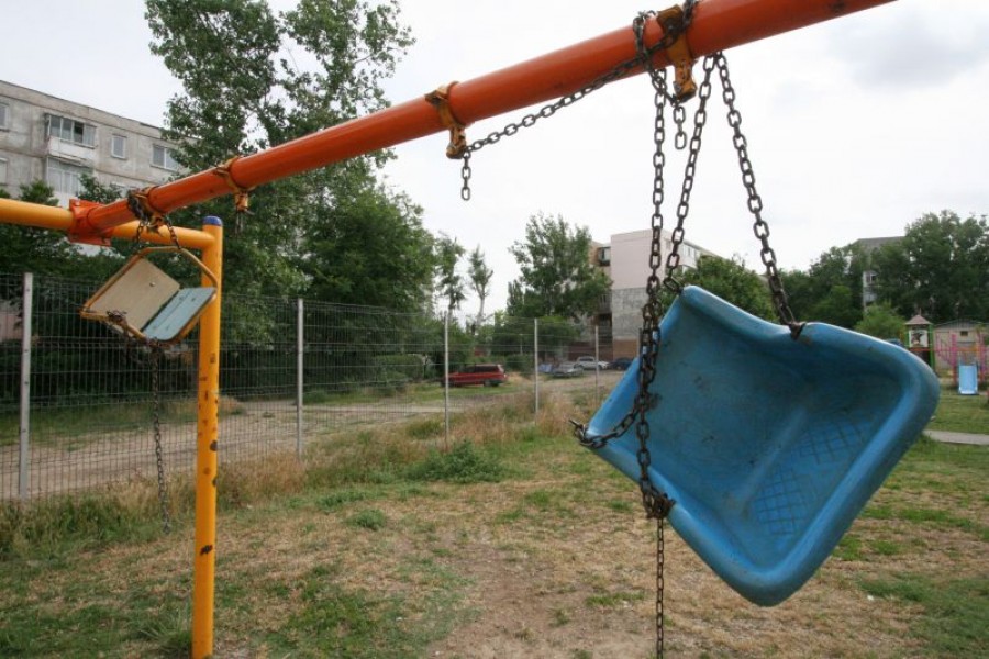 Leagăne periculoase în Micro 39 B. Decât la joacă în parc, mai bine în casă!