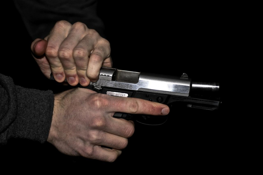 Posesorii de arme pot dormi cu pistolul sub pernă