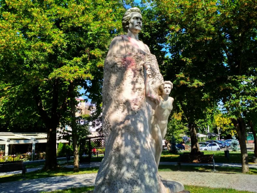 Soluții pentru curățarea statuii lui Mihai Eminescu