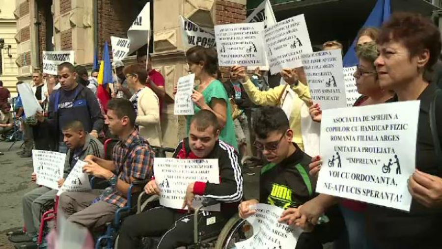 Persoanele cu dizabilităţi au MANIFESTAT în faţa Ministerului Muncii