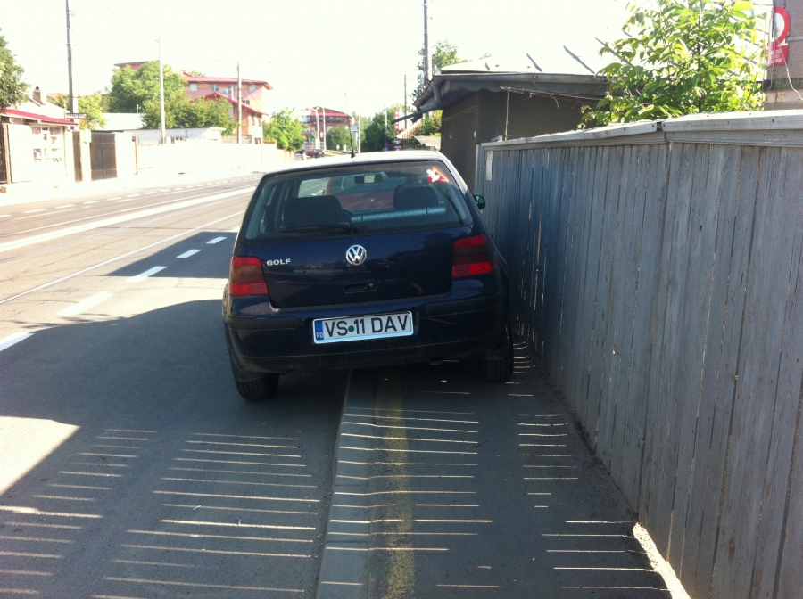 "Ai parcat ca un bou!"/ Maşini urcate pe tot trotuarul, pe strada Frunzei