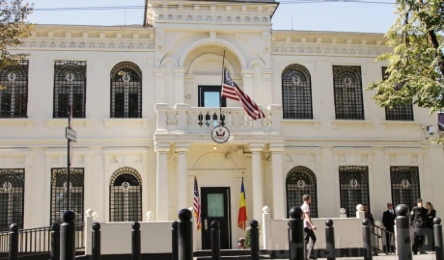 Un gălăţean, pe peluza ambasadei SUA din Capitală