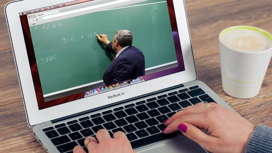 Aproape 40 la sută dintre instituţiile de învăţământ, în online