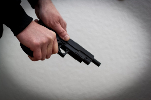 A intrat cu pistolul în sediul unui partid politic