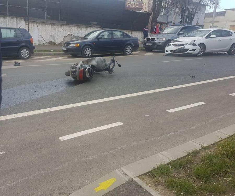 Mopedist fără permis, spulberat de mașină