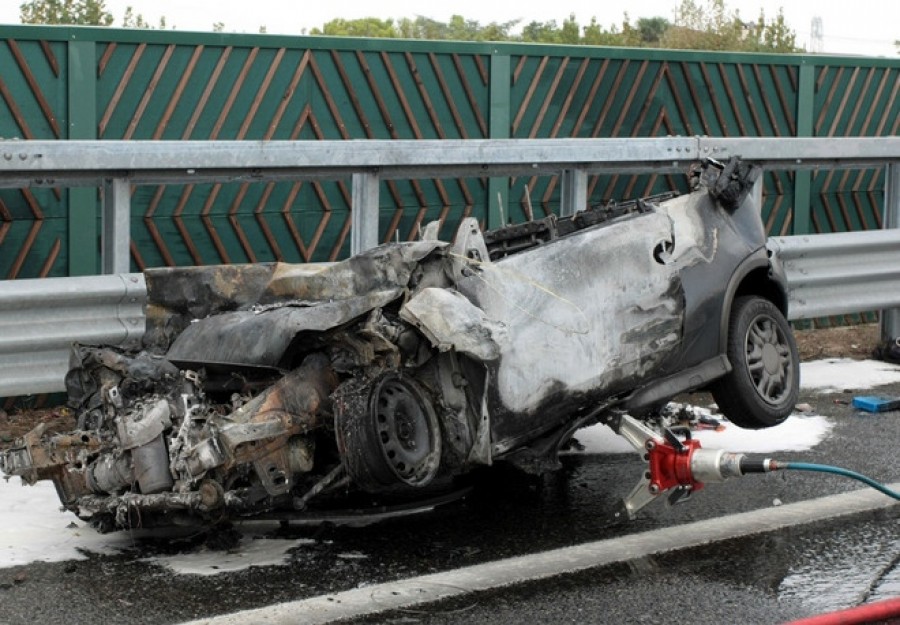 O maşină de Galaţi a luat foc în trafic la Padova (FOTO)