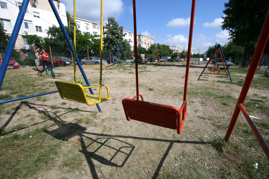 Parcul de lângă strada Levaditi, devastat şi periculos pentru cei mici
