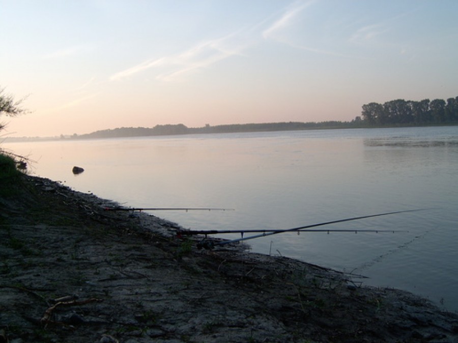 UPDATE Un tractor a căzut în Dunăre, de pe bac, la Brăila. Cadavrul tânărului înecat, scos din apă
