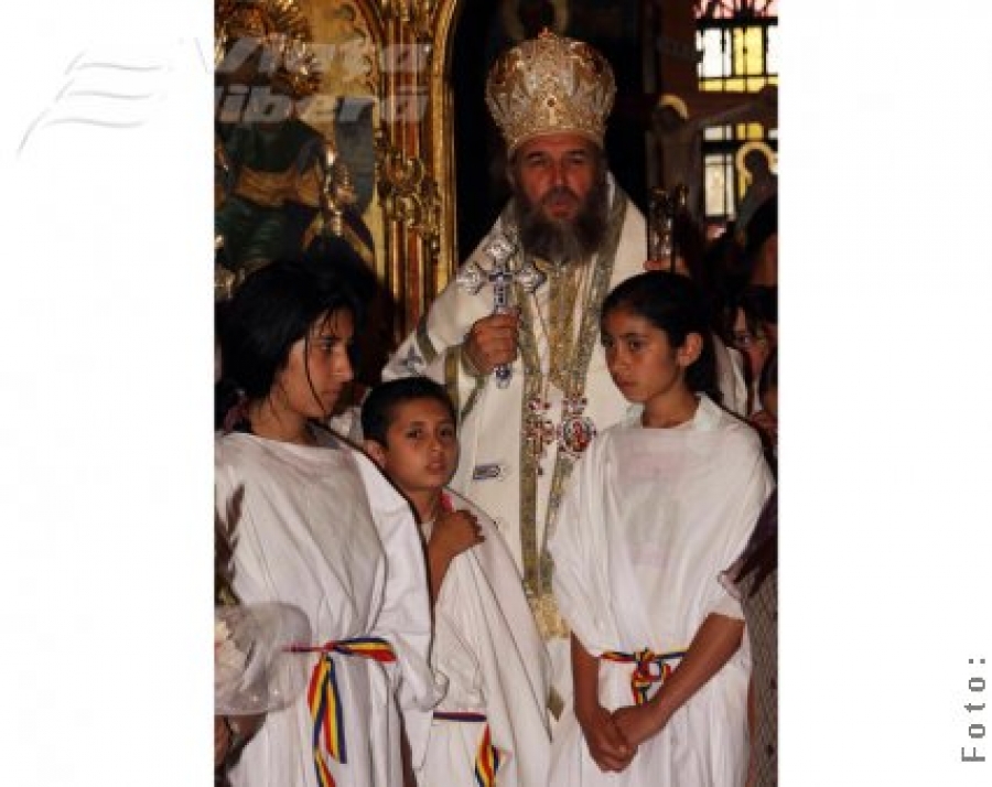 Trei copii asistaţi au primit Taina Sfântului Botez 