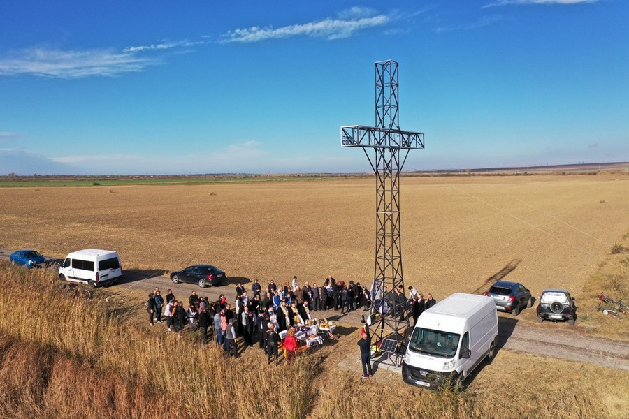 Sfințirea crucii de la Ghioldum (FOTO)