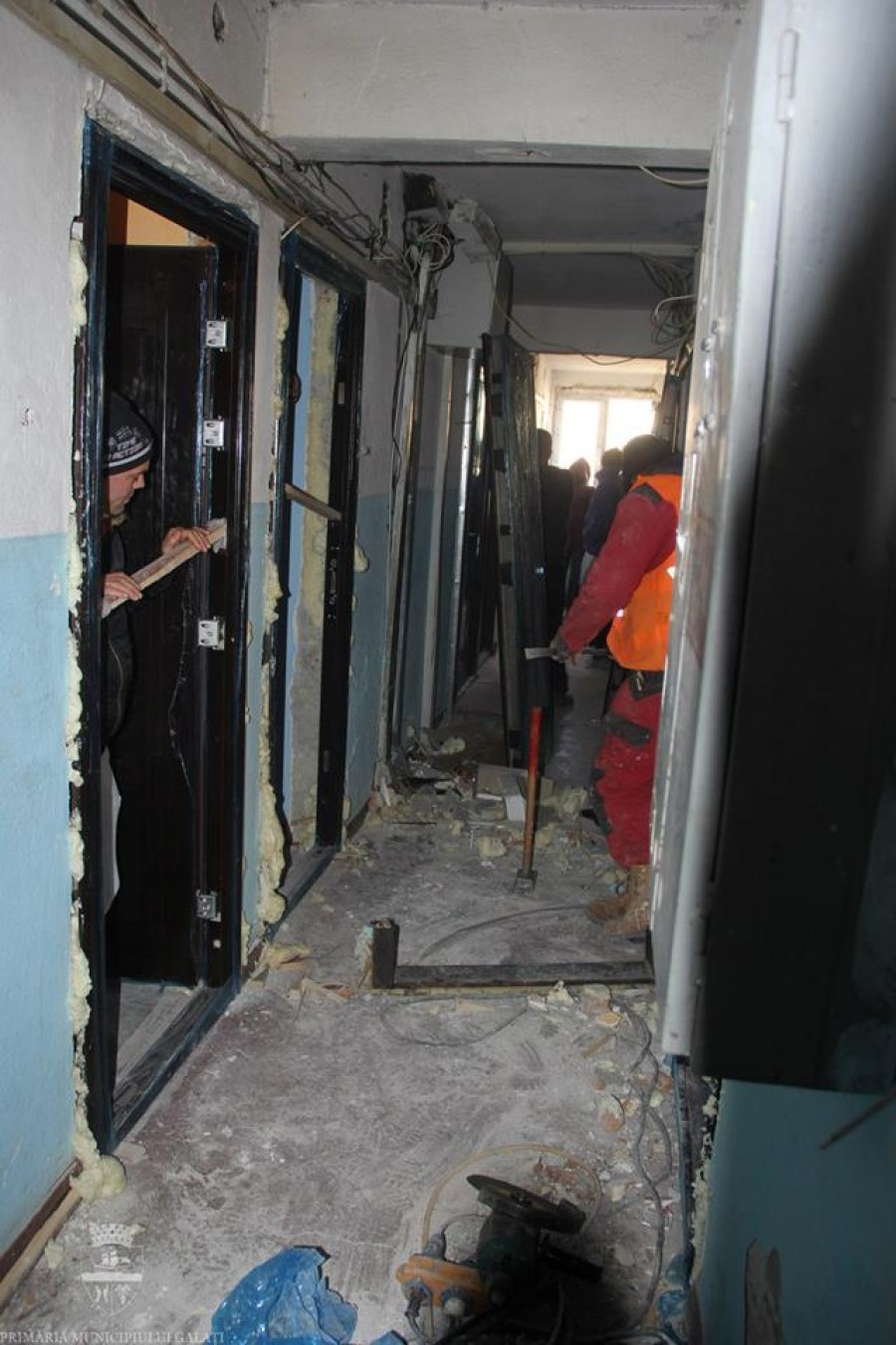 Măsuri la blocul G2 din Micro 19: Primăria a înlocuit uşile şi ferestrele din apartamentele afectate de explozie