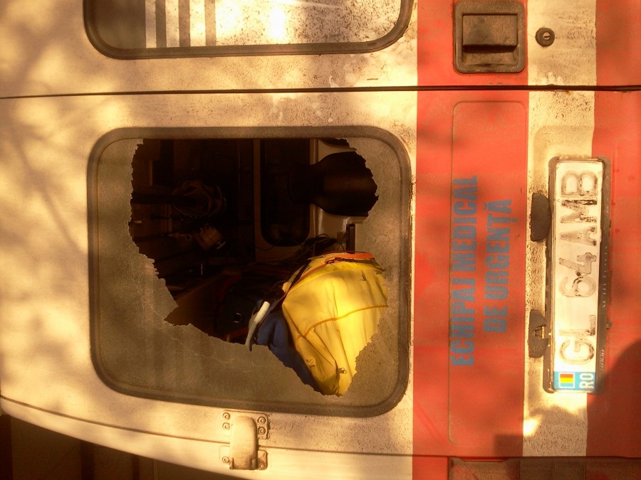 Un tânăr din comuna Matca a spart geamul unei mașini de Ambulanţă