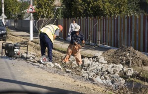 PERICOLE MORTALE pe drumurile judeţene/ Marcajele rutiere şi semnalizările sunt la pământ