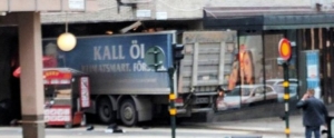 UPDATE | MAE: O româncă a fost rănită, la Stockholm, după ce un camion a intrat în mulțimea dintr-o piață