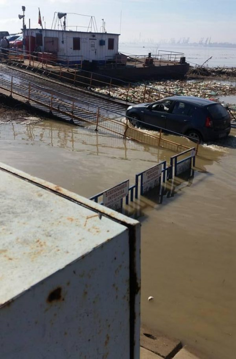 Circulaţia BACURILOR, OPRITĂ. Care a fost cauza