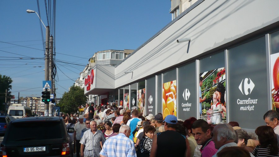 Îmbulzeală la inaugurarea magazinului Carrefour de la Maşniţă (VIDEO)