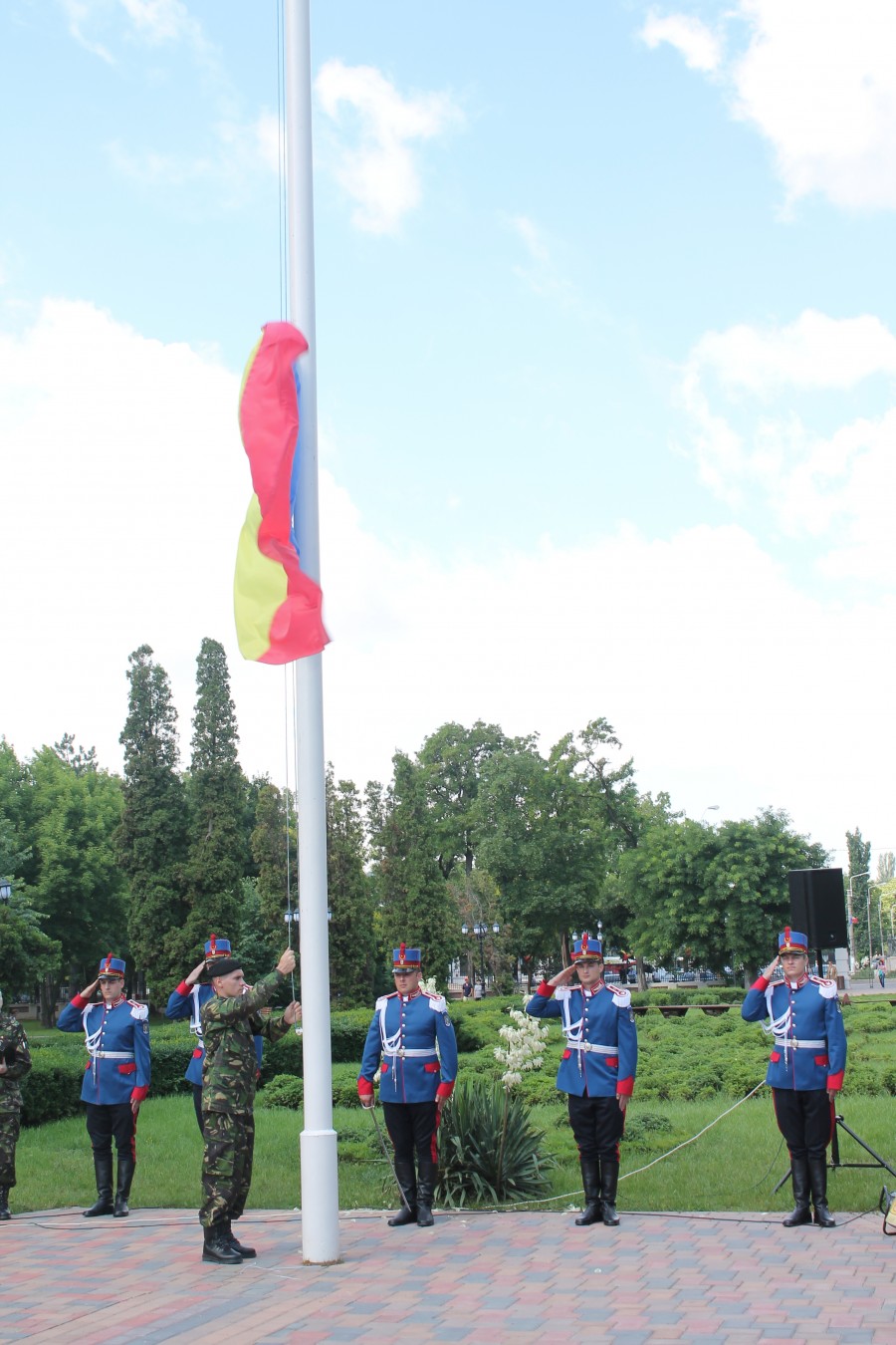 A fost sărbătorit simbolul suveranităţii: De Ziua Drapelului Naţional, ceremonii militar-religioase (FOTO)