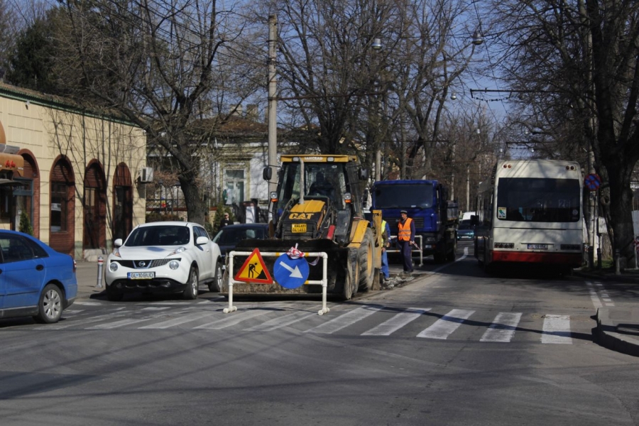 Circulaţia troleelor întreruptă şi trafic îngreunat pe strada Domnească