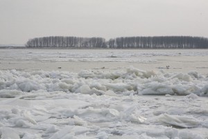 Dunărea îngheţată - Încă o navă de mare putere în lupta cu sloiurile
